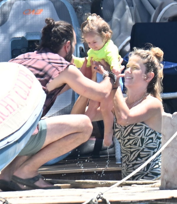 Kollar Bacaklar Boğum Boğum Olmuş Bile: Burcu Biricik'in Kopyası Olan Kızı Luna Son Haliyle Kalpleri Eritti! 3 kollar bacaklar bogum bogum olmus bile burcu biricikin kopyasi olan kizi luna son haliyle PQFFuYhT