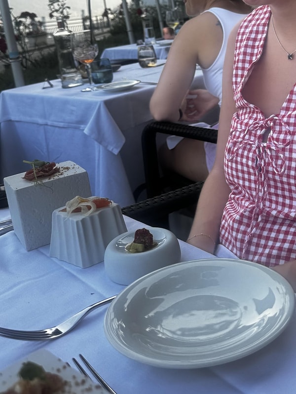 Lüks ve Pahalı Restoranların Masaya Geldiğinde Hayatı Sorgulatacak Göz Kanatan Sunumları 10 luks ve pahali restoranlarin masaya geldiginde hayati sorgulatacak goz kanatan sunumlari 9 wnIh1msE