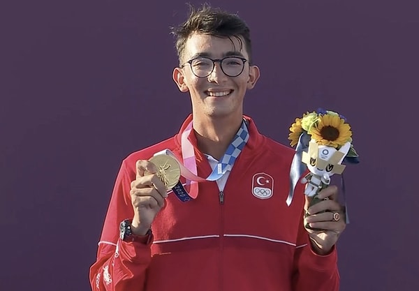 Milli Okçumuz Mete Gazoz Aşkı da 12’den Vurdu: Sevgilisiyle Romantik Pozu Beğeni Yağmuruna Tutuldu! 1 milli okcumuz mete gazoz aski da 12den vurdu sevgilisiyle romantik pozu begeni yagmuruna tutuldu YrPeVghA