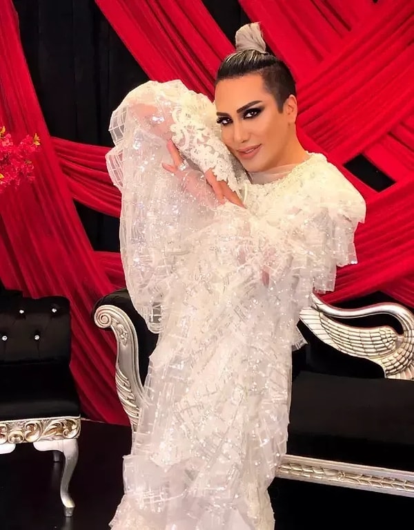 Murat Övüç’ten Hayranına Büyük Ayıp: El Emeği Çiçeğini Sahne Ortasında Yere Fırlattı! 2 murat ovucten hayranina buyuk ayip el emegi cicegini sahne ortasinda yere firlatti 1 iqJVzC8y