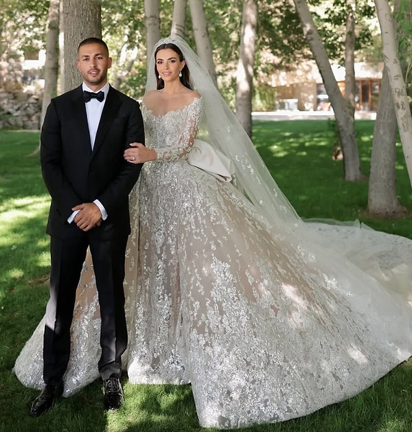 Oğlu Evlendi: Dünyaca Ünlü Modacı Elie Saab'ın Gelini İçin Tasarladığı Gelinlik Paylaşım Rekoru Kırdı! 1 oglu evlendi dunyaca unlu modaci elie saabin gelini icin tasarladigi gelinlik paylasim rekoru kirdi zwPJws2l