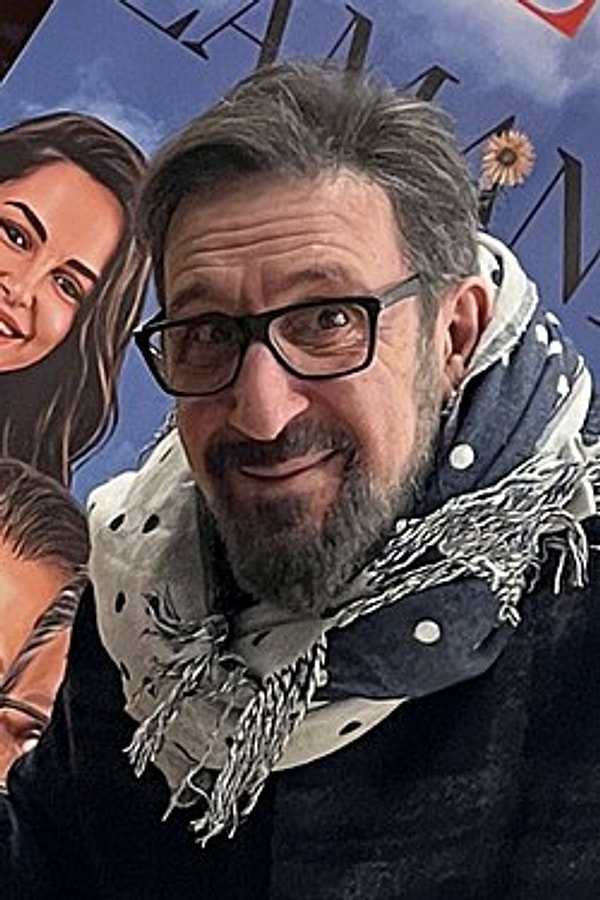 Şafak Sezer ve Cem Özer Arasında Kül Tablalarının Havada Uçuştuğu Kavganın Detaylarını Anlatıyoruz! 3 safak sezer ve cem ozer arasinda kul tablalarinin havada ucustugu kavganin detaylarini anlatiyoruz 2 SJMbk3wb