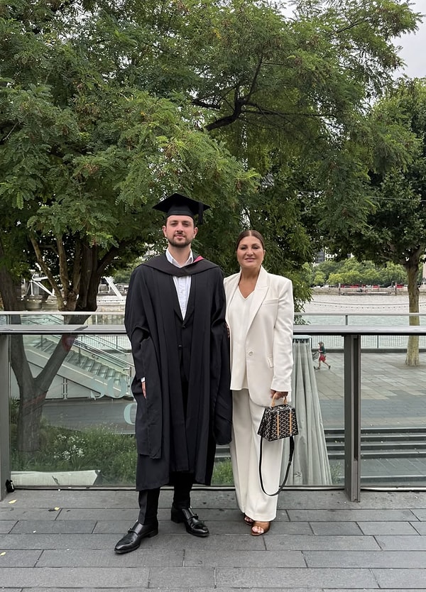 sibel canin gurur gunu oglu emir aksutun mezuniyet toreninde aile bir araya geldi 3