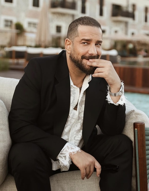 sinirleri bozuldu hamburger siparis eden enis arikan umdugunu degil buldugunu yemek zorunda kaldi 0 iqyntYbq