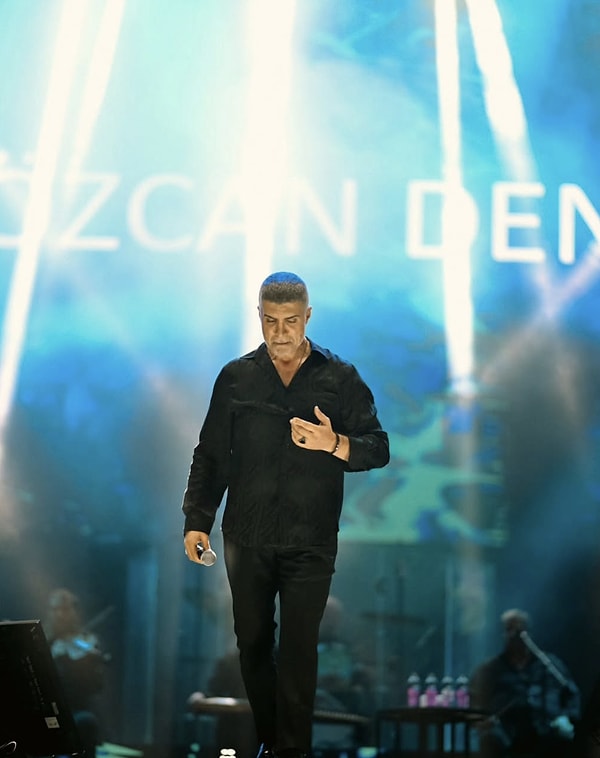 Sosyal Medya Yıkıldı: Özcan Deniz, TikTok'ta Ses Benzerliğiyle Viral Olan Kişiyle Sahnede Düet Yaptı! 1 sosyal medya yikildi ozcan deniz tiktokta ses benzerligiyle viral olan kisiyle sahnede duet yapti