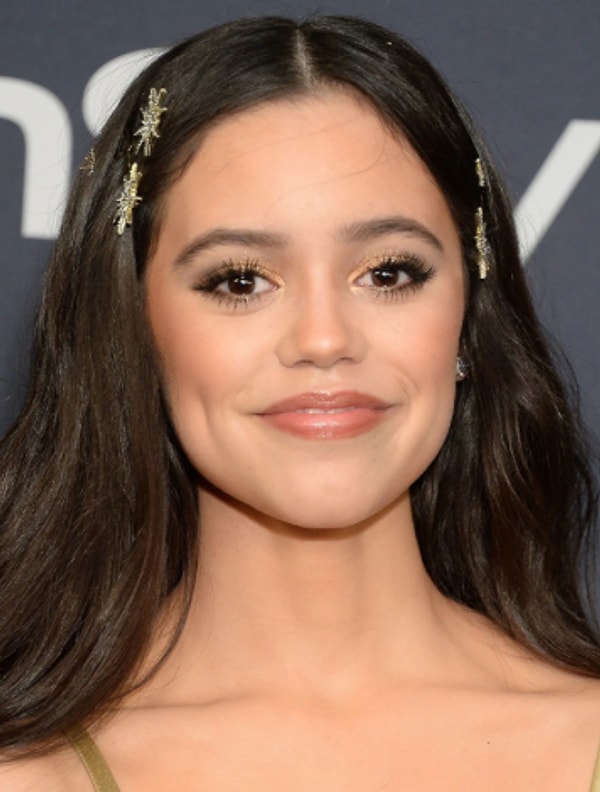 Yüz Yağlarını mı Aldırmış? Wednesday'in 3. Sezonu ile Geri Dönen Jenna Ortega'nın Yüzündeki Değişim Olay Oldu! 1 yuz yaglarini mi aldirmis wednesdayin 3 sezonu ile geri donen jenna orteganin yuzundeki degisim rgBlt6M2