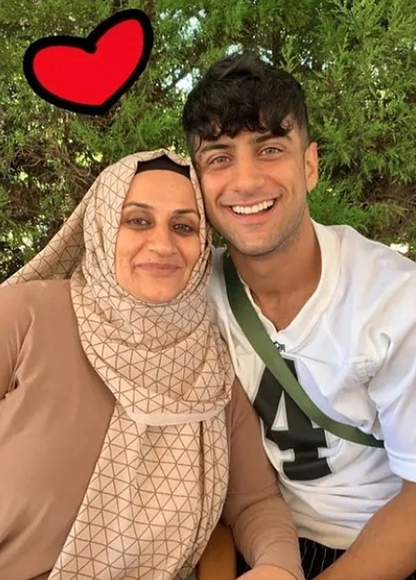 annesinden bihaber olan reynmen kus degiliz mesaji vermeye calisirken esinin yaptigi mimikler goze fena nyKAjC4a