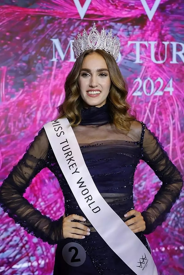 guzelligi tartisilan miss international 2025 temsilcimiz ayse sena serefin cocukluk fotograflari ortaya cikti 0 hvPMvsfH