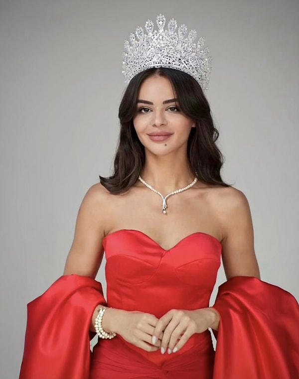 guzelligi tartisilan miss international 2025 temsilcimiz ayse sena serefin cocukluk fotograflari ortaya cikti 1