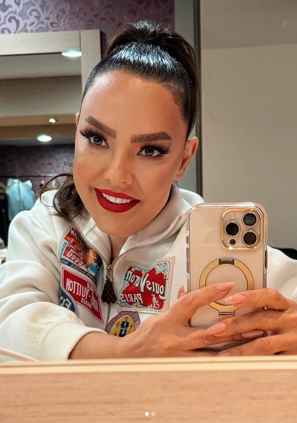 İnce Kaşlarıyla Hafızalara Yerleşen Ebru Gündeş'in Gittikçe Kalınlaşan Kaşlarının Son Hali Dillere Düştü! 3 ince kaslariyla hafizalara yerlesen ebru gundesin gittikce kalinlasan kaslarinin son hali dillere dustu 2 q9bPeTEF