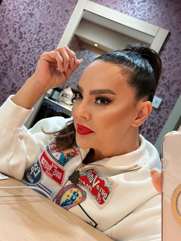 İnce Kaşlarıyla Hafızalara Yerleşen Ebru Gündeş'in Gittikçe Kalınlaşan Kaşlarının Son Hali Dillere Düştü! 4 ince kaslariyla hafizalara yerlesen ebru gundesin gittikce kalinlasan kaslarinin son hali dillere dustu 3 h2wXY6uv