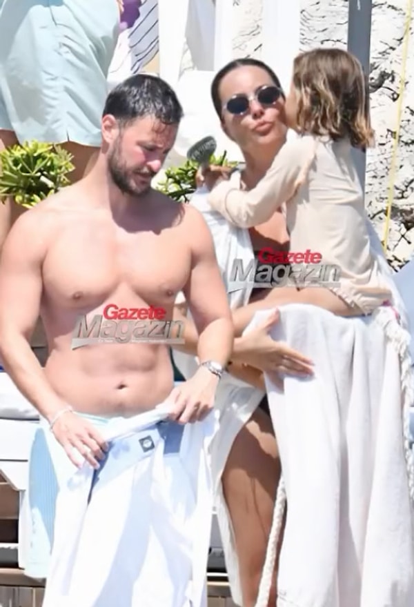 Kısa Süre Önce Boşanan Pelin Akil ve Anıl Altan'ın İkiz Kızlarıyla Birlikte Tatile Çıkmaları Tartışma Yarattı! 4 kisa sure once bosanan pelin akil ve anil altanin ikiz kizlariyla birlikte tatile cikmalari