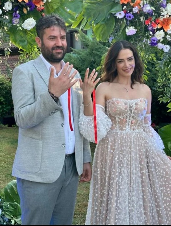 Küçük Sırlar Dizisinin Arzu'su İpek Karapınar ve Yönetmen Ali Balcı Evlendi! 2 kucuk sirlar dizisinin arzusu ipek karapinar ve yonetmen ali balci evlendi 1 npY2LRLP