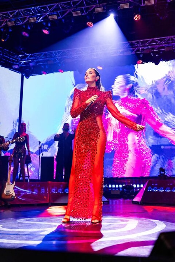 Sıla’dan Harbiye’de Unutulmaz Gece: “Bu Topraklarda Yaşamaktan Çok Mutluyum” 1 siladan harbiyede unutulmaz gece bu topraklarda yasamaktan cok mutluyum 0 cWeWFCXt