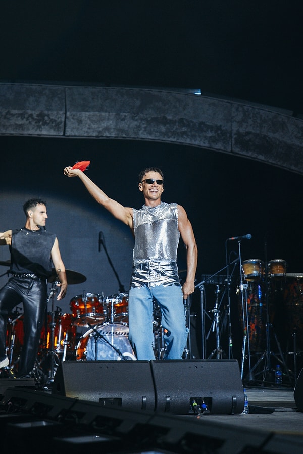 sunny hill festivalinde sahne alan edis seyircilere halay cektirdi 0 4ezHlfhD