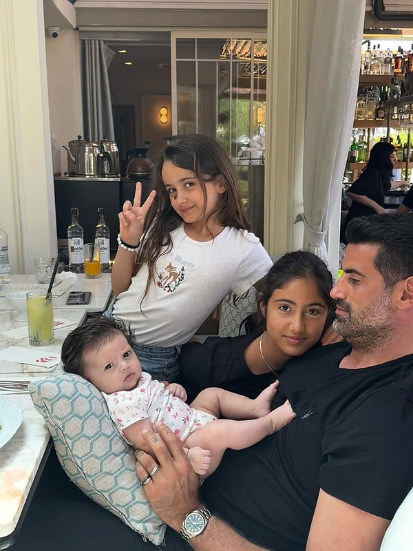 volkan demirelin melekleriyle verdigi pozda uc numarali bebek kizinin attigi ciddi bakislar dikkat cekti