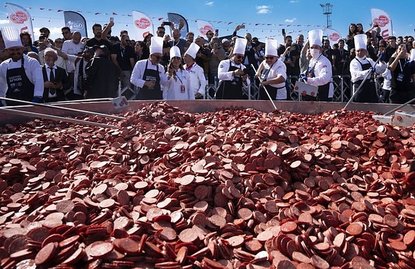 Afyon’da 15 Bin Yumurtayla Bin 930 Kilo Sucuklu Yumurta Rekoru Kırıldı: "Tüm Şehir Sucuk Kokmuştur" 1 afyonda 15 bin yumurtayla bin 930 kilo sucuklu yumurta rekoru kirildi tum sehir sucuk F4HCL9Zn