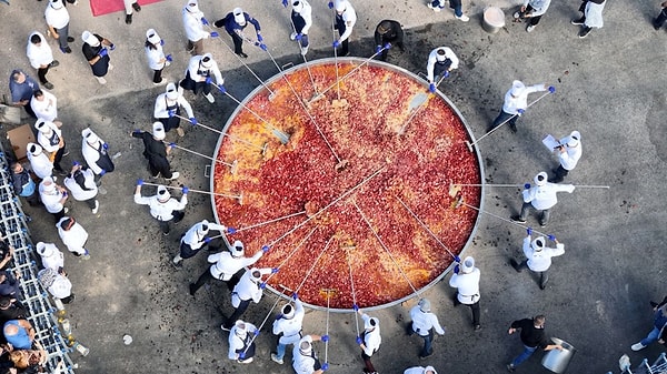 Afyon’da 15 Bin Yumurtayla Bin 930 Kilo Sucuklu Yumurta Rekoru Kırıldı: "Tüm Şehir Sucuk Kokmuştur" 2 afyonda 15 bin yumurtayla bin 930 kilo sucuklu yumurta rekoru kirildi tum sehir sucuk mmYGLQFg