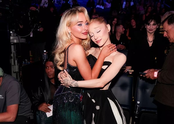 ariana yardim istiyorsan goz kirp sabrina carpenter vmasta ariana grandeyle ilginc bir poz verdi