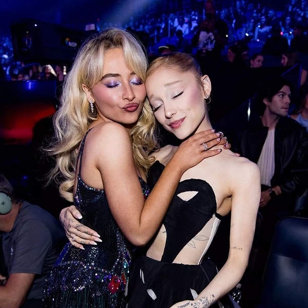 ariana yardim istiyorsan goz kirp sabrina carpenter vmasta ariana grandeyle ilginc bir poz verdi dpb8HYGf