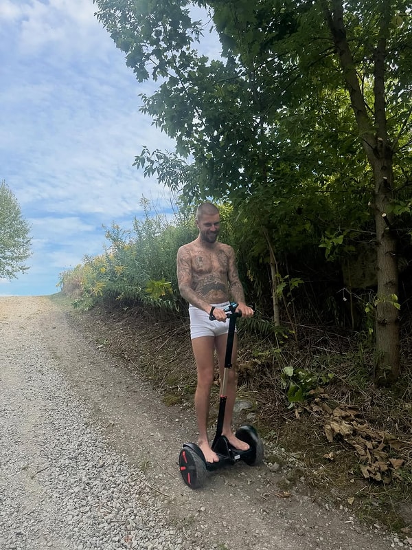 bu ne hal justin bieber takipcileriyle ic camasirli sekilde scooter kullandigi anlari paylasti 1 YDViBprH