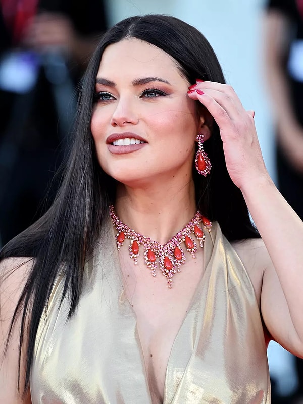 İnsan Kendine Bunu Yapar mı? Yüz Yağlarını Aldıran Adriana Lima'nın Son Hali Şoklardan Şoklara Soktu! 2 insan kendine bunu yapar mi yuz yaglarini aldiran adriana limanin son hali soklardan soklara rtQWOIFN