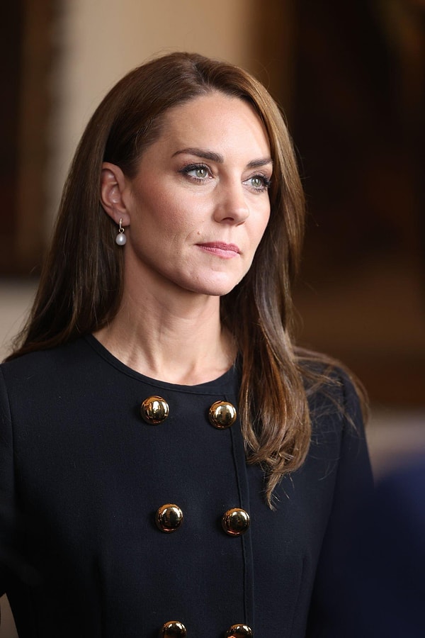 Kanser Teşhisi Konulmasının Ardından Ortadan Kaybolan Kate Middleton'ın Yeni Saçları Peruk İddialarını Doğurdu 1 kanser teshisi konulmasinin ardindan ortadan kaybolan kate middletonin yeni saclari peruk iddialarini dogurdu 0 wgHcUNSz