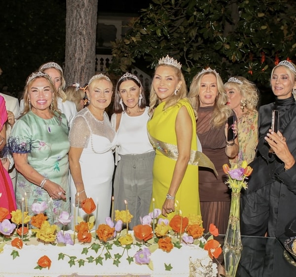 Meğer Yakın Arkadaşlarmış: Nebahat Çehre, "Kaynana" Arzu Sabancı'nın Doğum Gününden Bildirdi! 2 meger yakin arkadaslarmis nebahat cehre kaynana arzu sabancinin dogum gununden bildirdi 1 HMmkXdcz