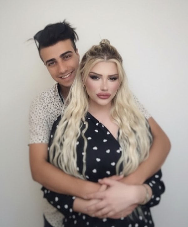 mika raun ve mukremin gezginin cinsiyet gecis ameliyatindan onceki halleri yapay zekayla bir araya rRp4jA1S