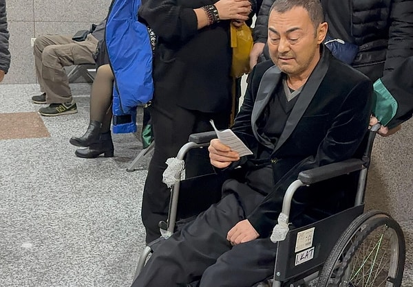 sahneye alkollu cikan serdar ortac sarki sozlerini unuttu ayakta duramadigi o anlar tepki cekti 7IOyVQfi
