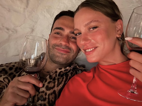 Serenay Sarıkaya'nın İki Asgari Ücretten de Pahalı Yeşil Peluş Terliği Goygoycuların Diline Fena Düştü! 1 serenay sarikayanin iki asgari ucretten de pahali yesil pelus terligi goygoycularin diline fena dustu fWk4yG8m