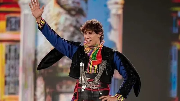 Tayland’da Türkiye’yi Temsil Eden Orhan Kesici’nin Kayı Boyu Motifli Kostümü Beğeni Topladı 1 taylandda turkiyeyi temsil eden orhan kesicinin kayi boyu motifli kostumu begeni topladi 0 hFnjr6Pp