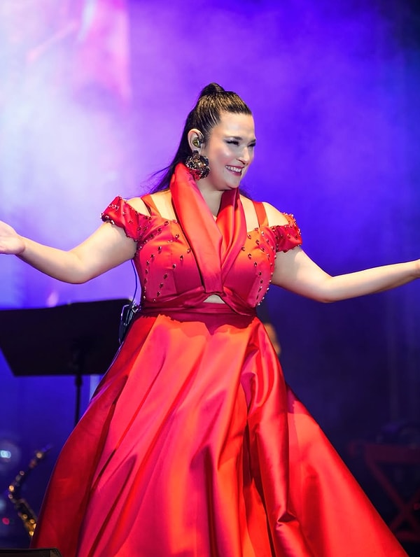 tugce kandemirin kirmizi saten sahne kiyafeti sosyal medya kullanicilarinin diline dustu 0 PeaP3PnA
