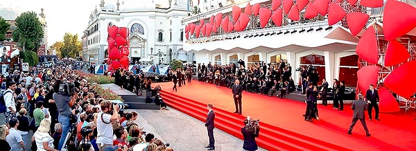 venedik film festivaline sevgilisiyle uyumlu kombinleriyle katilan can yamanin hareketleri dile dustu 0 73AykTVG