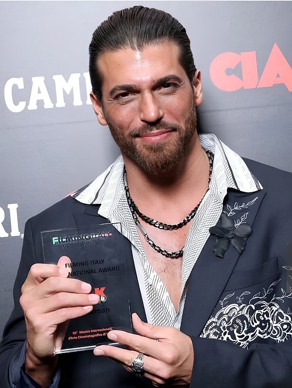 venedik film festivaline sevgilisiyle uyumlu kombinleriyle katilan can yamanin hareketleri dile dustu 1 vqjqIXiH