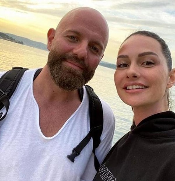 yasemin ergene ve izzet ozilhanin bosanmayla sona eren 14 yillik askinin nasil basladigini hatirliyoruz QywmZsz4