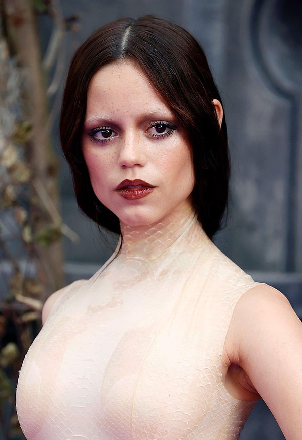 Paris Moda Haftası'na Katılan 'Wednesday' Jenna Ortega'nın Yüzünün Son Hali Şoka Soktu! 2 paris moda haftasina katilan wednesday jenna orteganin yuzunun son hali soka soktu 1 snAgrOtJ