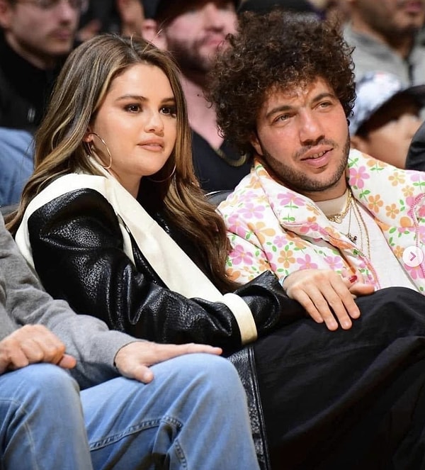 AI Dokunuşu Selena Gomez'in Pasaklı Kocası Benny Blanco’ya İlk Kez “Yakışıklı” Yorumu Getirdi 1 ai dokunusu selena gomezin pasakli kocasi benny blancoya ilk kez yakisikli yorumu getirdi 0 IaJa8Q9w