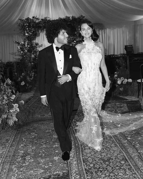 AI Dokunuşu Selena Gomez'in Pasaklı Kocası Benny Blanco’ya İlk Kez “Yakışıklı” Yorumu Getirdi 2 ai dokunusu selena gomezin pasakli kocasi benny blancoya ilk kez yakisikli yorumu getirdi 1 f68agsAg