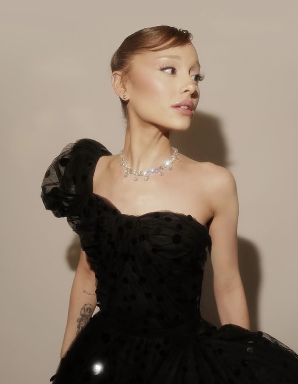 ariana grandenin elindeki parmaklarin sayisi beyin yakti 0 zVz5XWMy