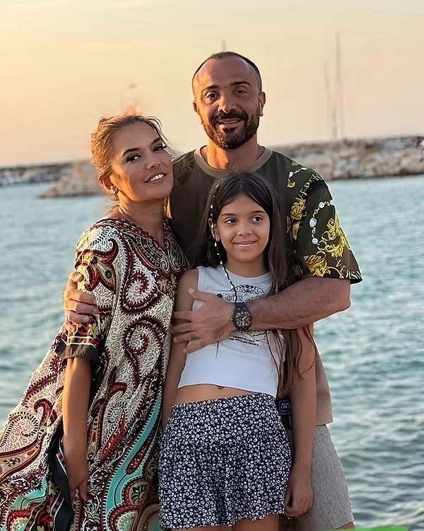 Tarkan Konserinde Demet Akalın'ın Eşi Okan Kurt'un Kurt Bakışlarıyla Goygoyculara Malzeme Çıkardı 1 tarkan konserinde demet akalinin esi okan kurtun kurt bakislariyla goygoyculara malzeme cikardi 0 rYQgNUTU