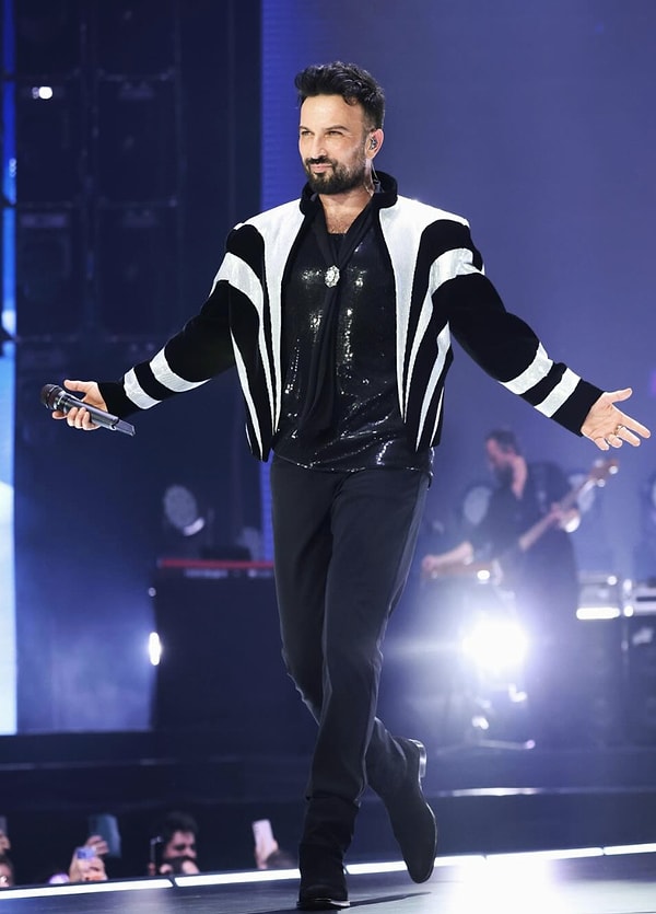 Tarkan Konserinde Talihsiz Sahne Kazası: "Her Şeyin Bir İlki Vardır!" 1 tarkan konserinde talihsiz sahne kazasi her seyin bir ilki vardir 0