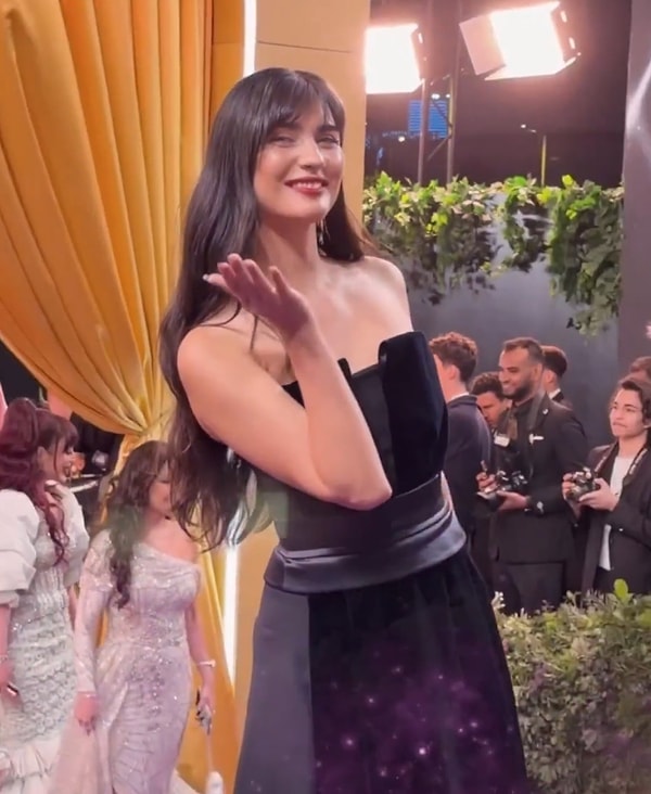 tuba buyukustun joy awards sunucusunun turkce arapca karisikligini duzeltti 0 gJREAMFg
