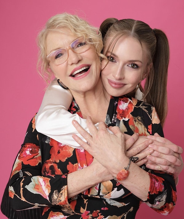 yasemin kay allen annesi suna yildizogluyla cocukken katildigi programi paylasti 1 4BTSnZyW