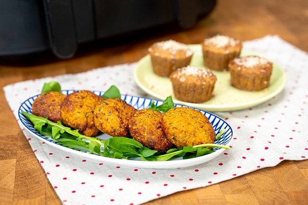 airfryerda sekersiz muzlu yulaf kek ve baharatli somon koftesi nasil yapilir 0 Krqu7PDC