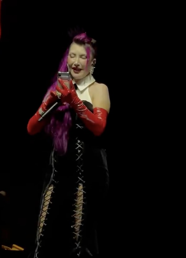 Hande Yener'den Sahnede Tarkan Göndermesi! 1 hande yenerden sahnede tarkan gondermesi 0 etkif4yJ