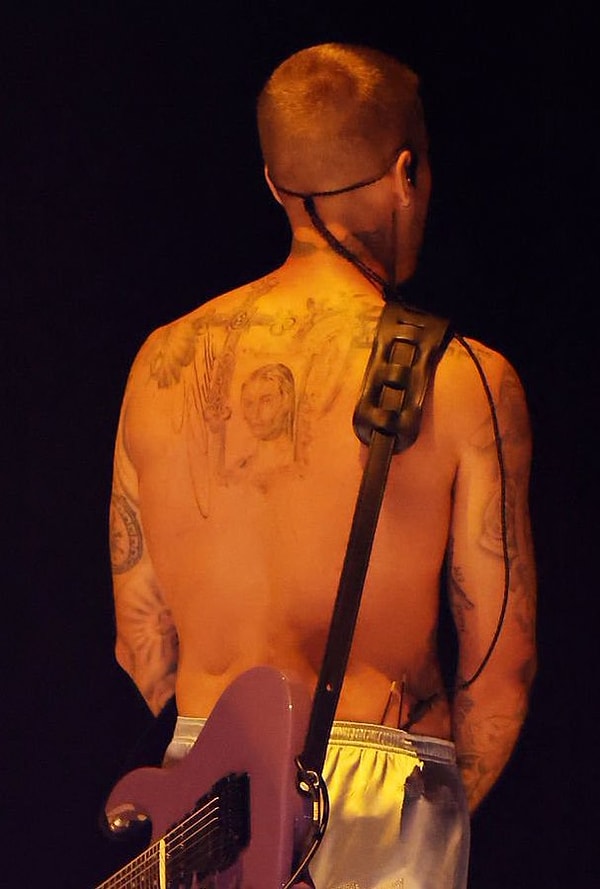 justin bieberin sirtindaki hailey bieber dovmesi gundem oldu 1 S523WPrT