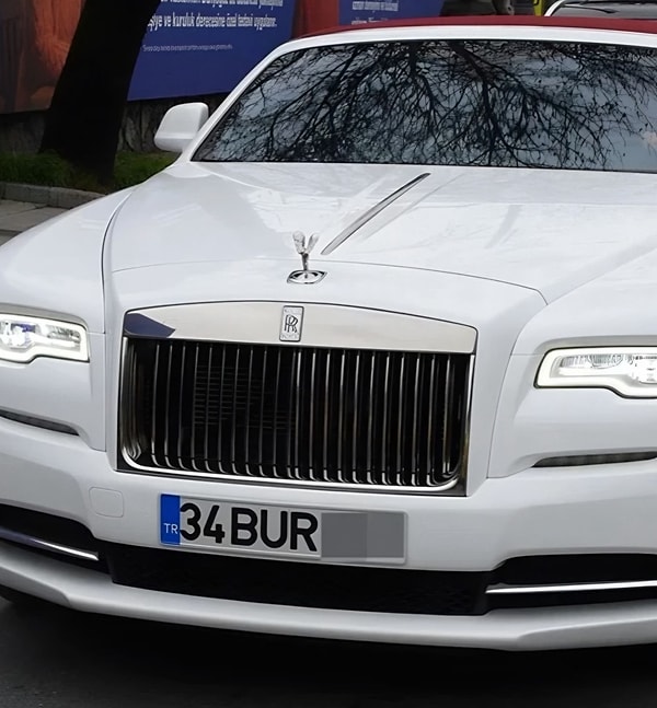 Lüks Tutkusuyla Bilinen Burak Özçivit’in Yeni Aracının Fiyatı Sosyal Medyada Gündem Oldu 2 luks tutkusuyla bilinen burak ozcivitin yeni aracinin fiyati sosyal medyada gundem oldu 1 1rPtJklL