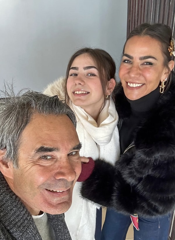 oyunculugu birakip evlenen zeynep tokusun gozlerden uzak buyuttugu kizi ayse annesinin kopyasi cikti 1 37VI2ZP3