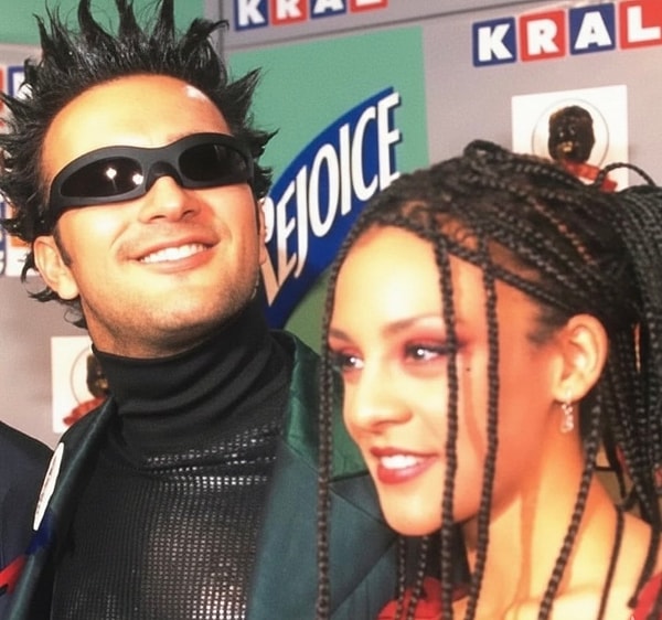 tarkan ve defne joy fosterin 1997 kral muzik odulleri pozu nostalji ruzgarlari estirdi 0 V6SRcNQN